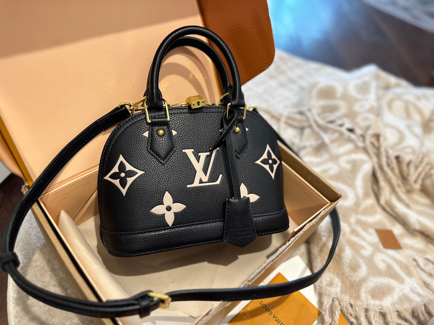 26NEW embossed cowhide shell handbag