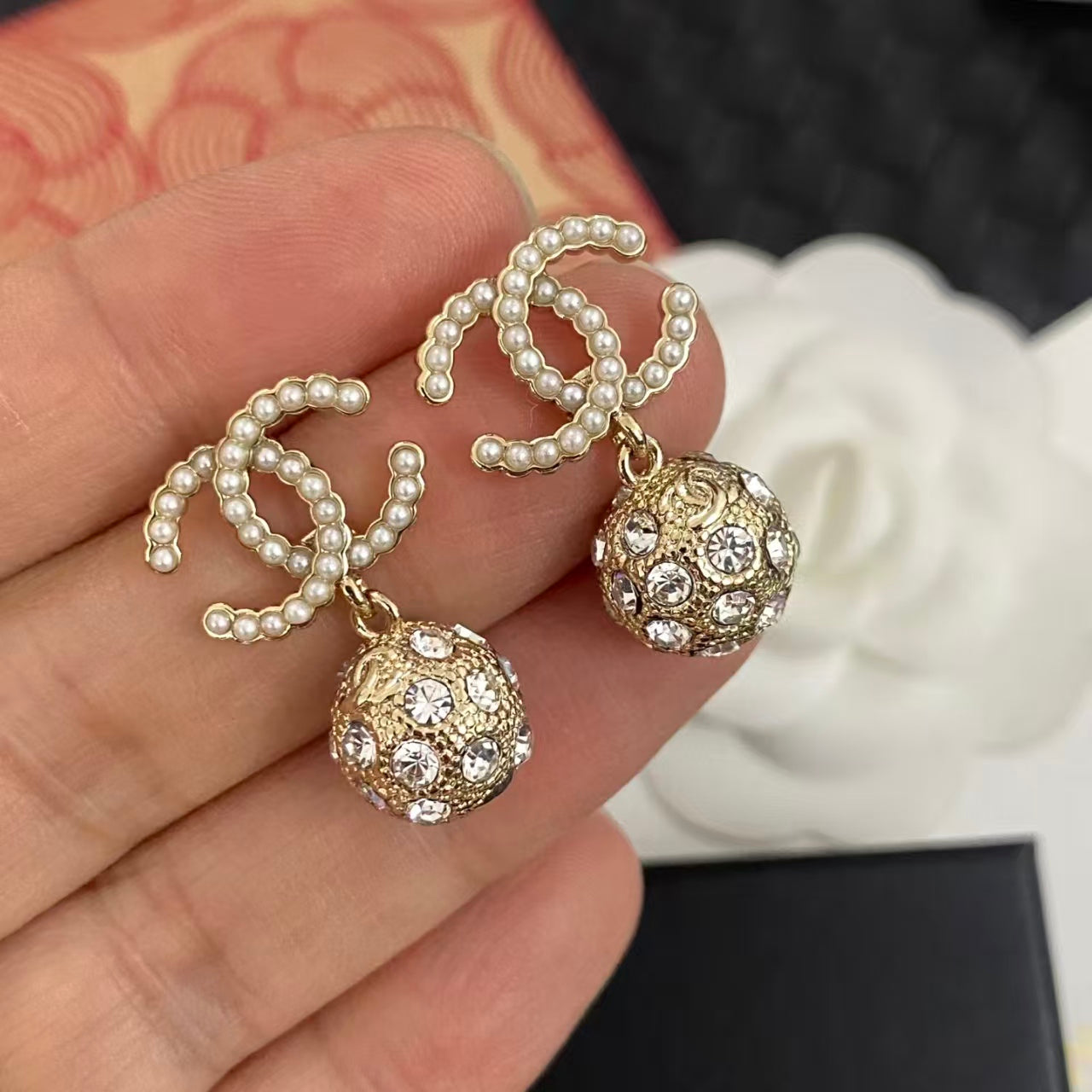 Round rice grain pearl letter stud earrings