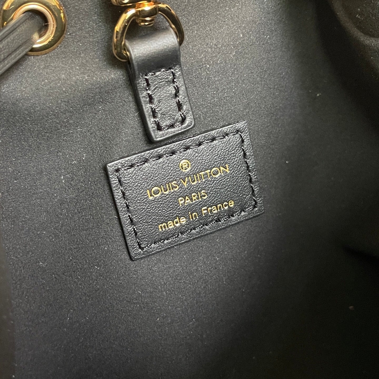 25FW NEW Embossed Chain Bucket Bag