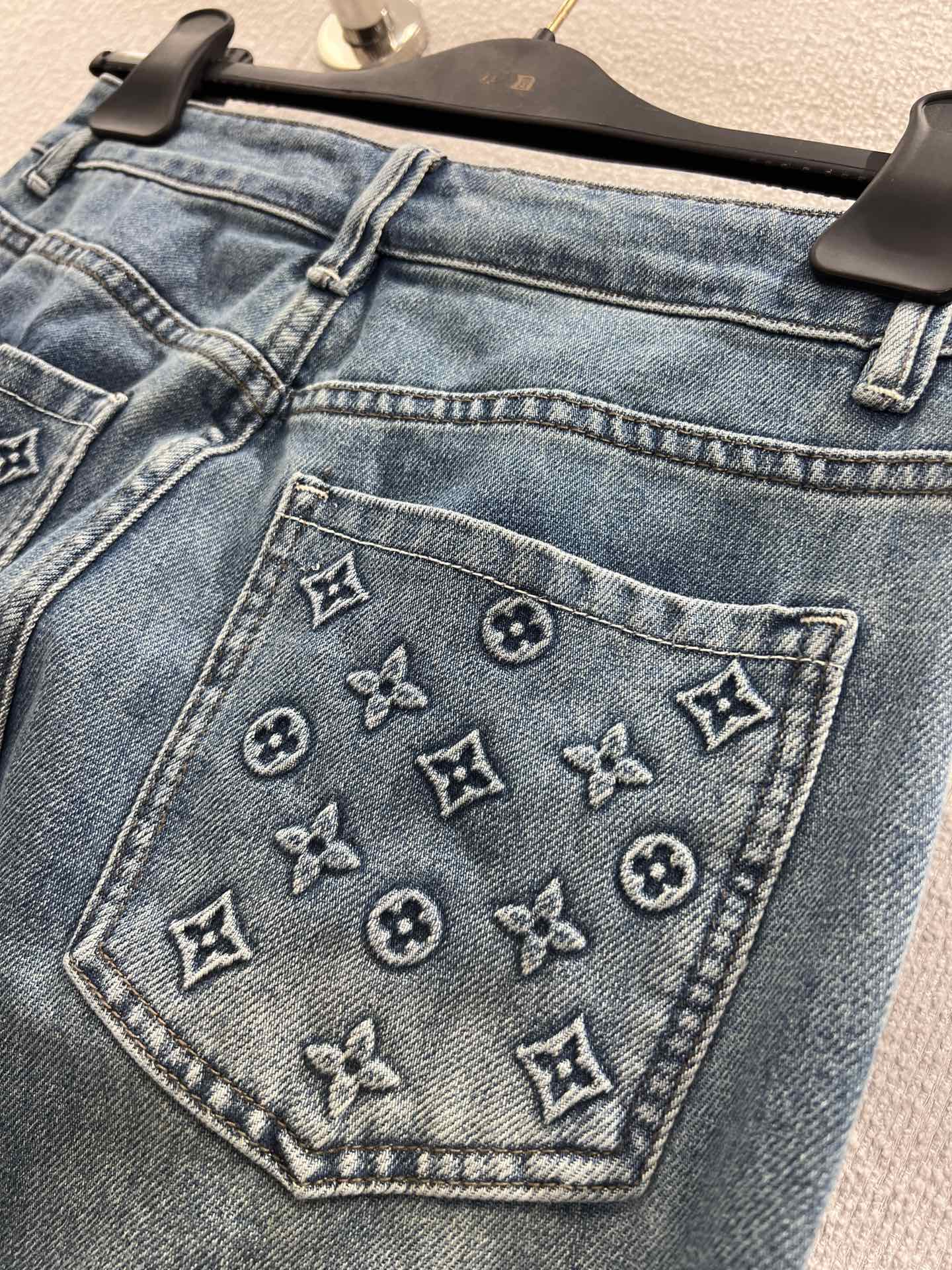26NEW Pocket Embossed Denim Trousers