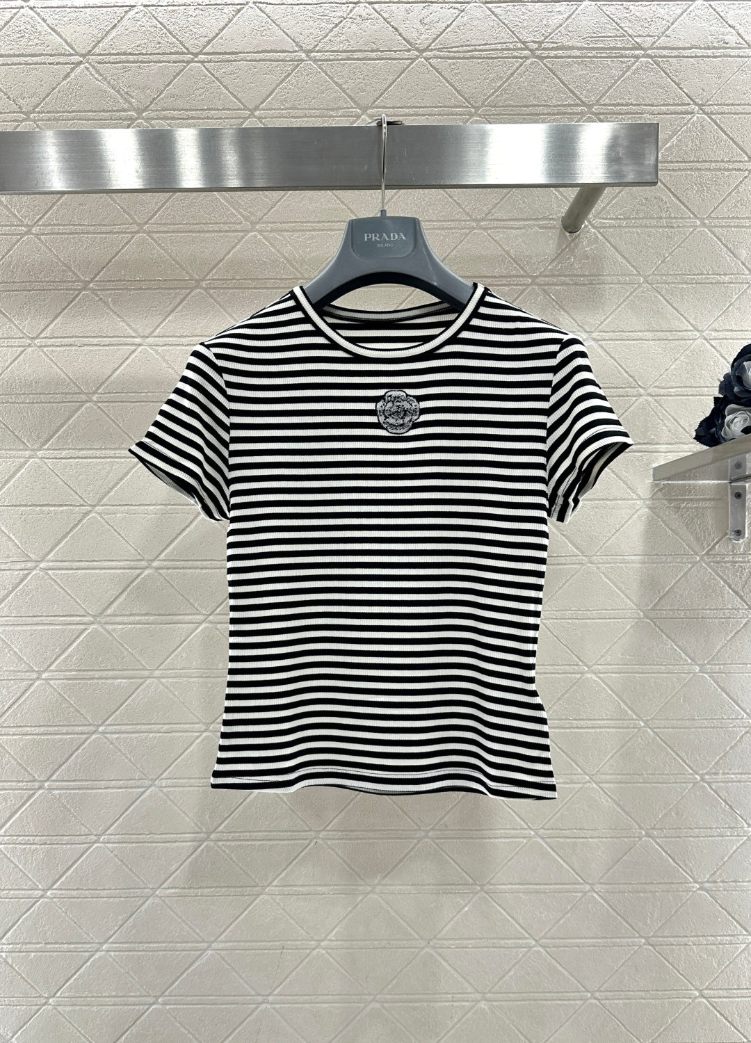 26NEW Short-sleeved T-shirt with Beaded Camellia Stripes on the Shoulders