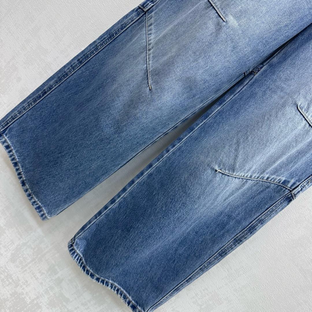 26NEW distressed curved denim jeans