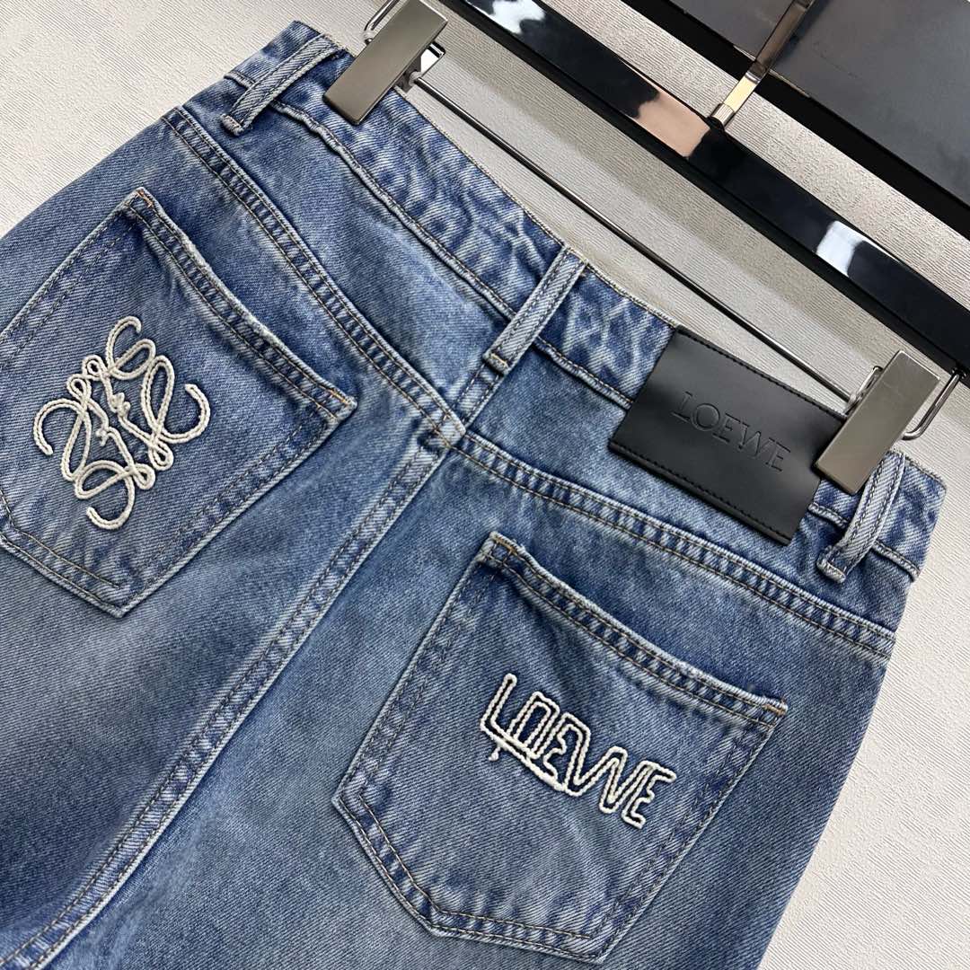 26NEW distressed curved denim jeans