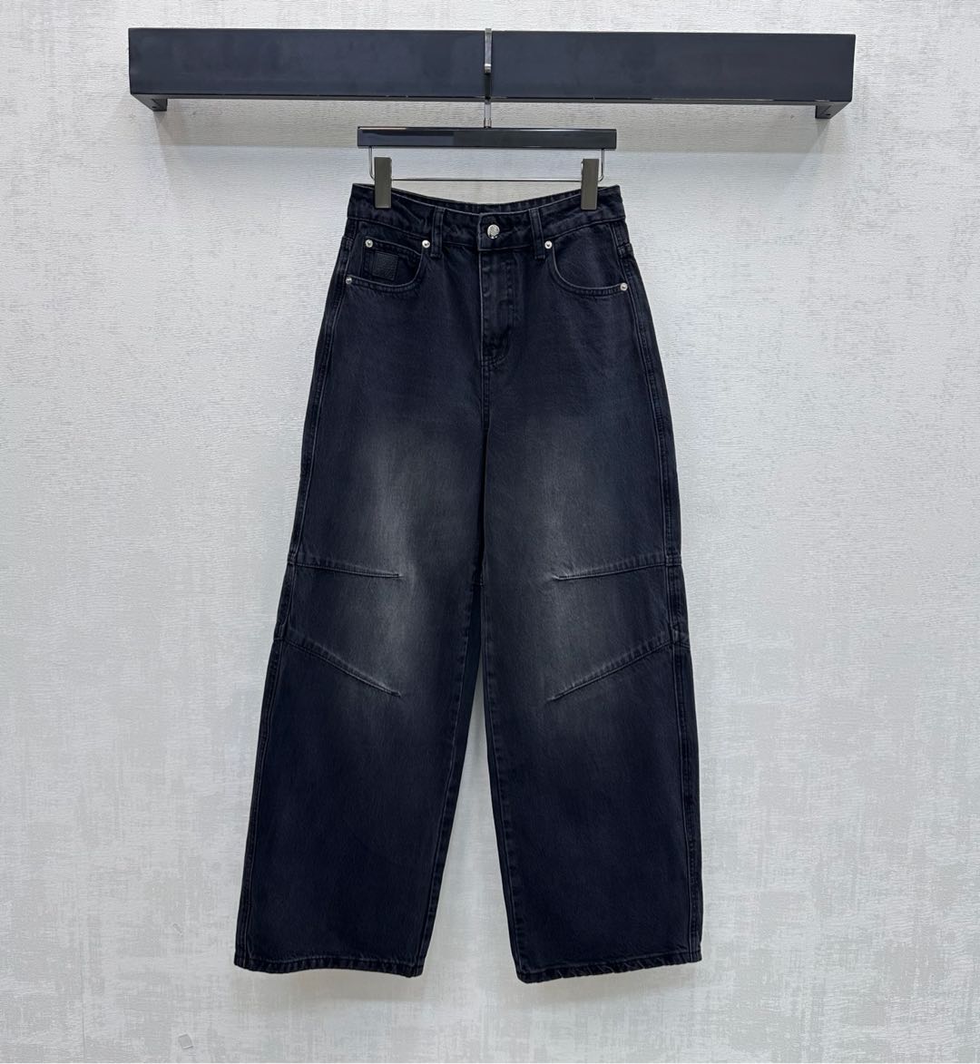 26NEW distressed curved denim jeans