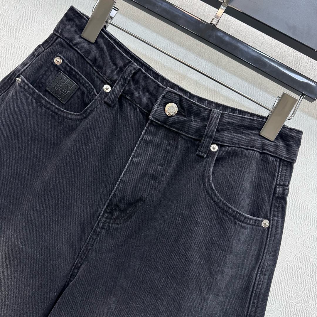 26NEW distressed curved denim jeans