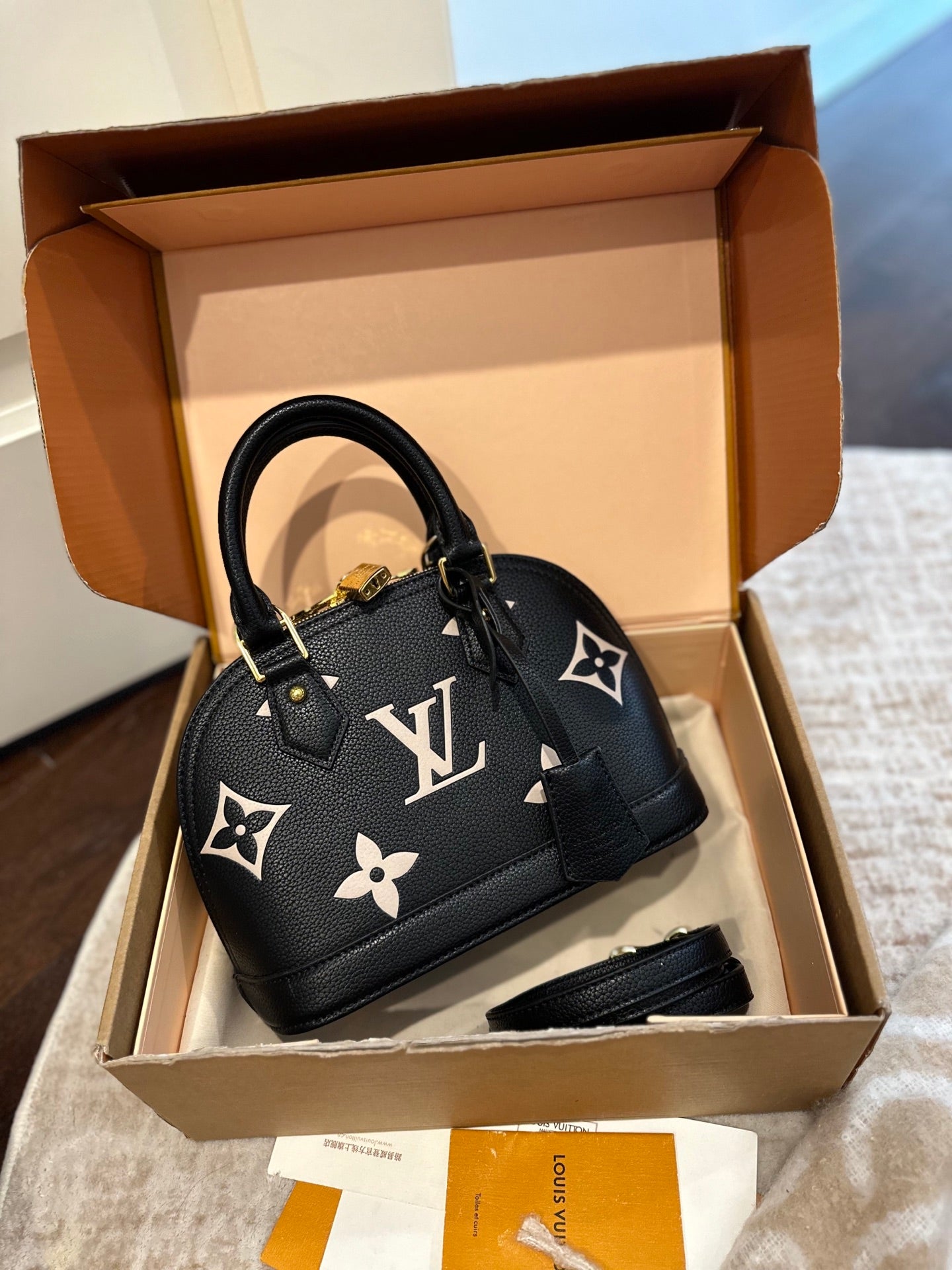 26NEW embossed cowhide shell handbag