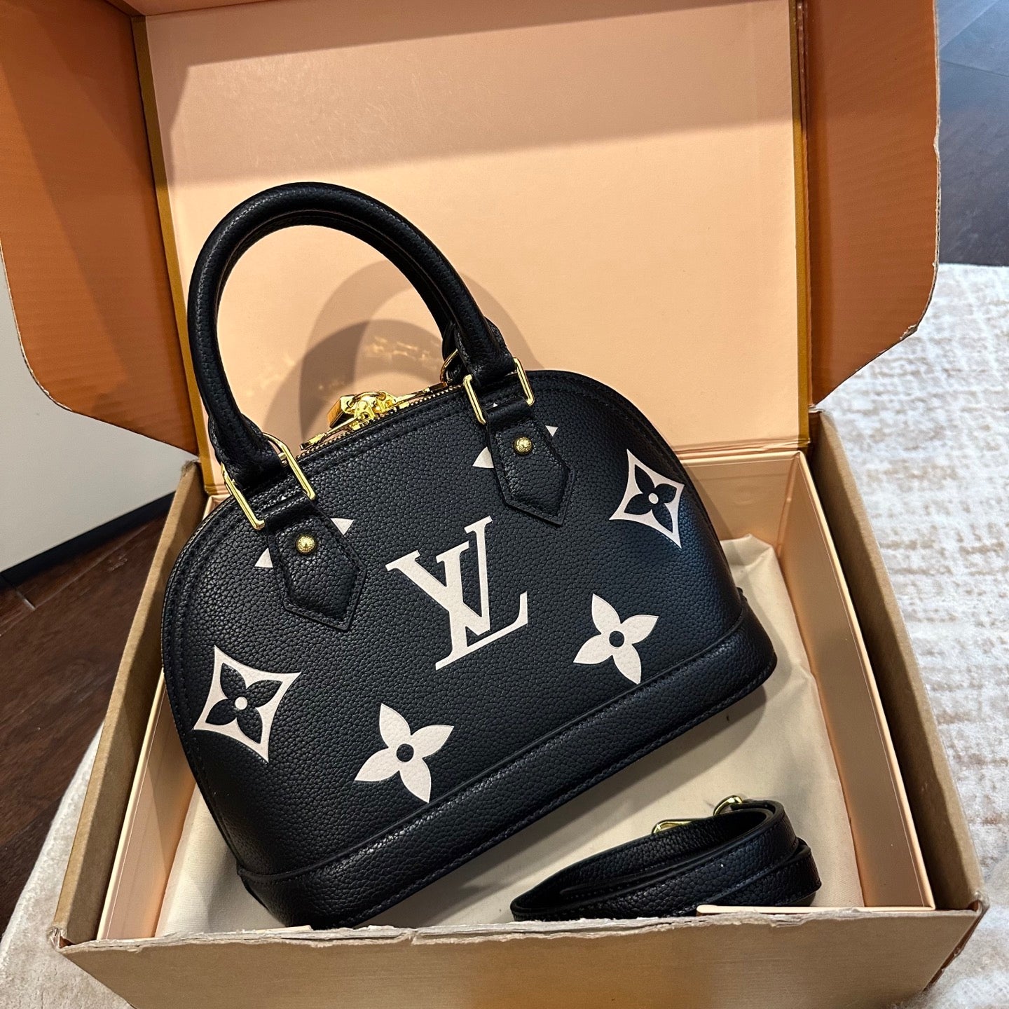 26NEW embossed cowhide shell handbag