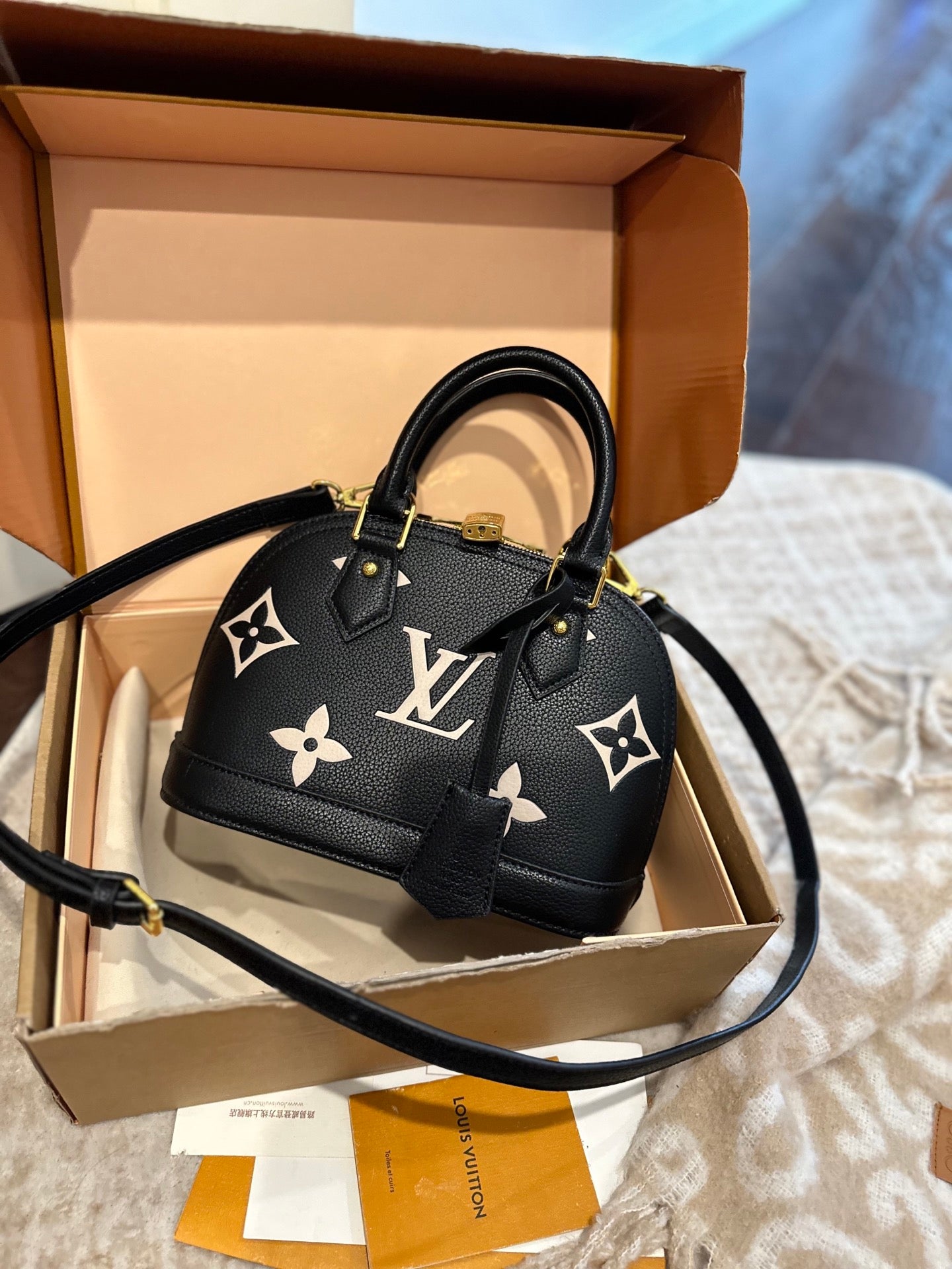 26NEW embossed cowhide shell handbag