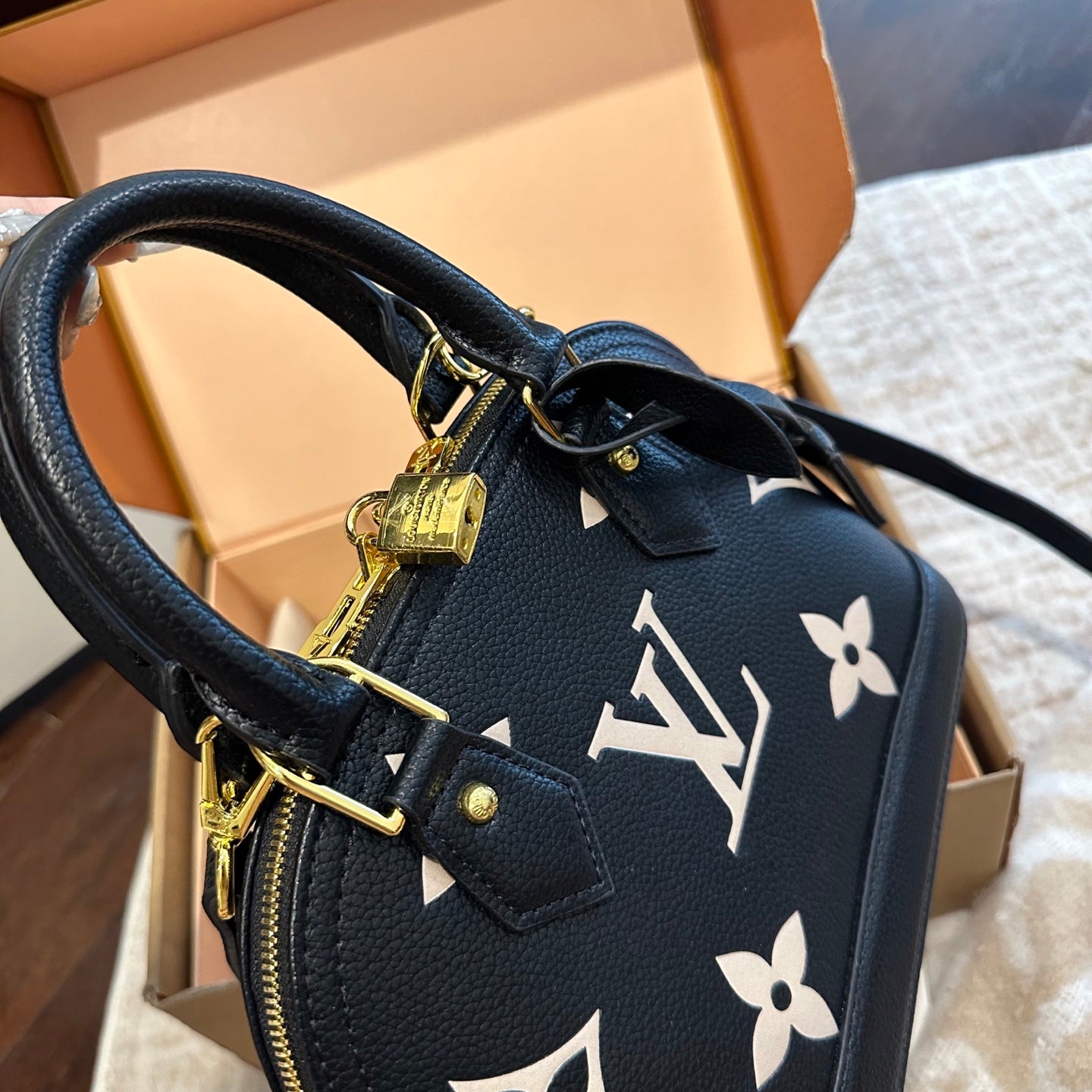 26NEW embossed cowhide shell handbag