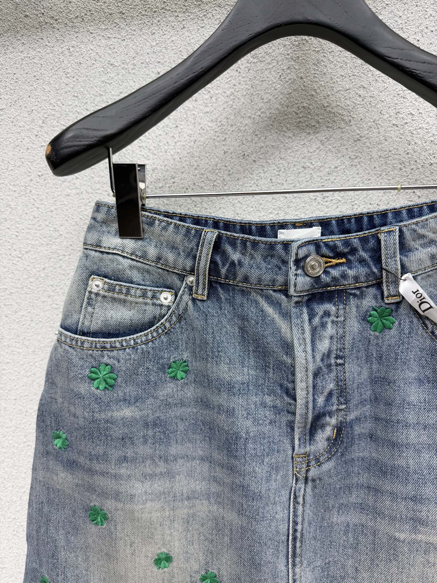 26NEW Four-Leaf Clover Embroidered Denim Skirt