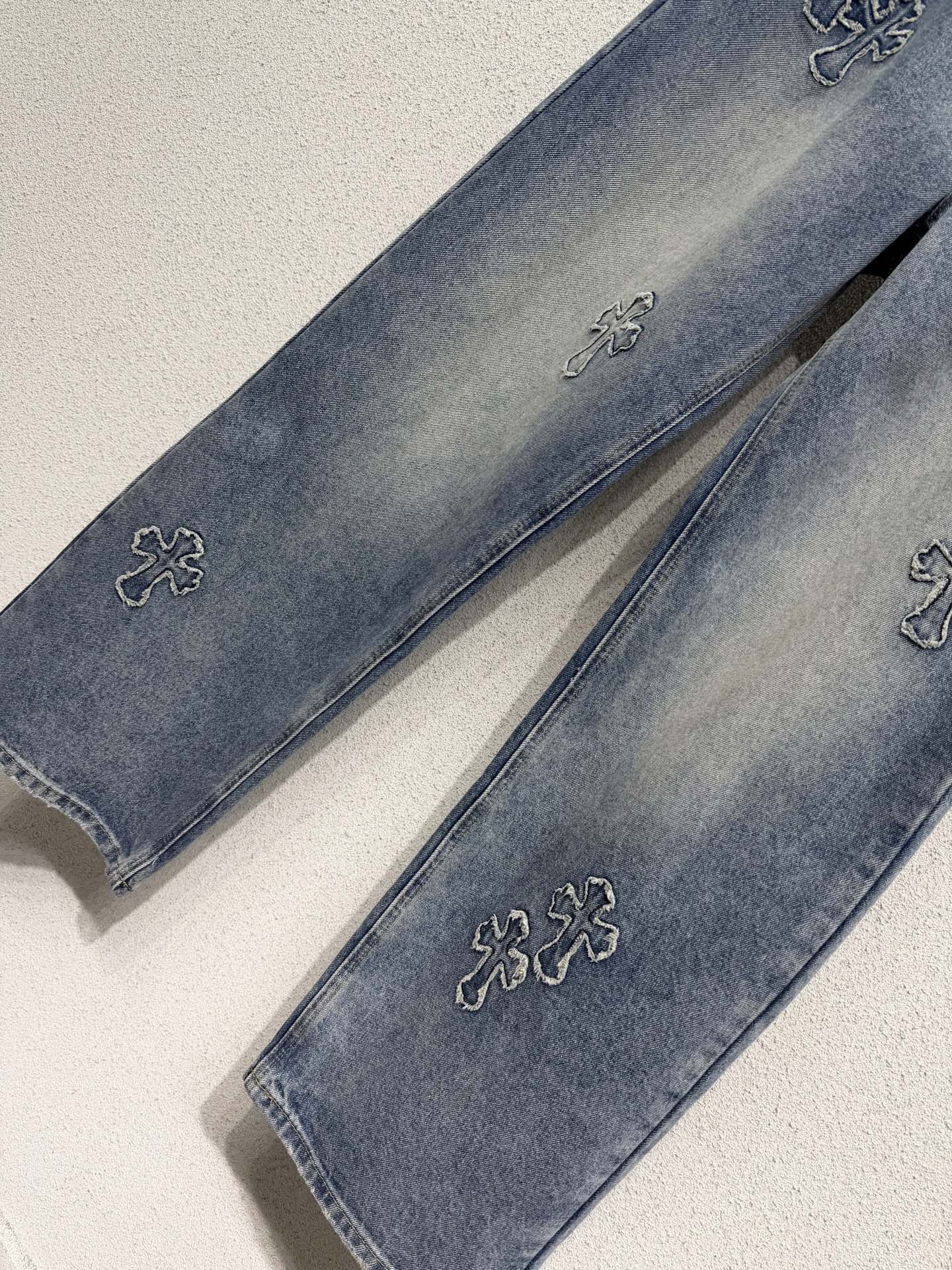 26NEW Heavy-duty Appliqué Embroidered Cross Straight-Leg Jeans
