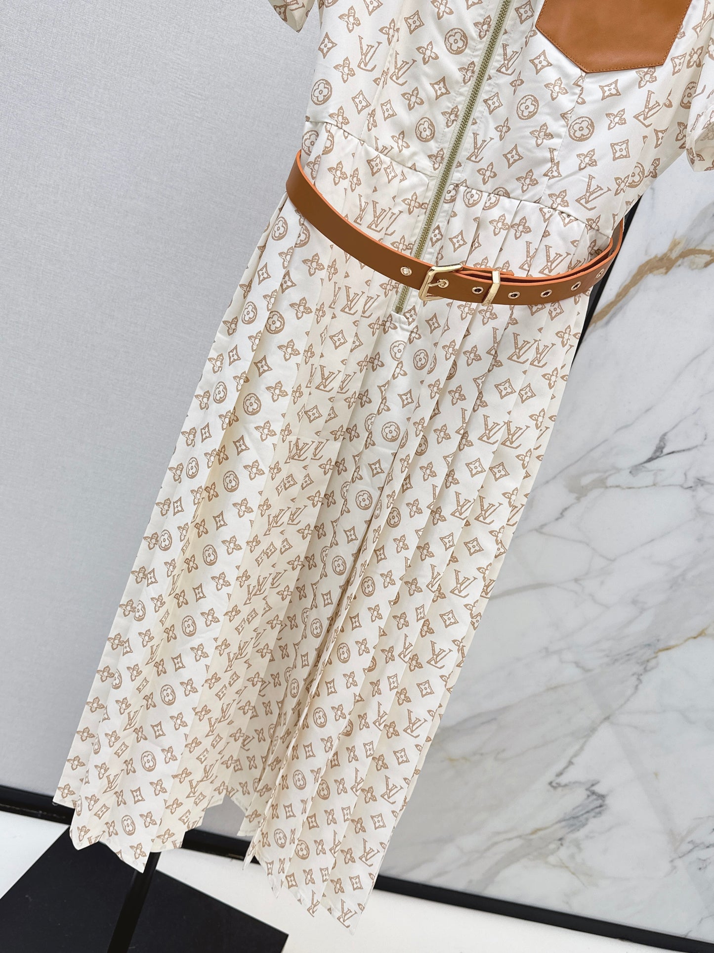 26NEW Printed Long Pleated Dress