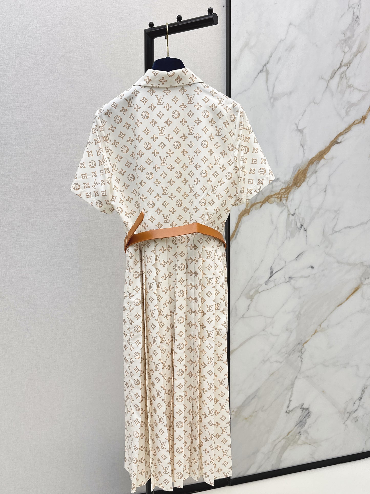26NEW Printed Long Pleated Dress