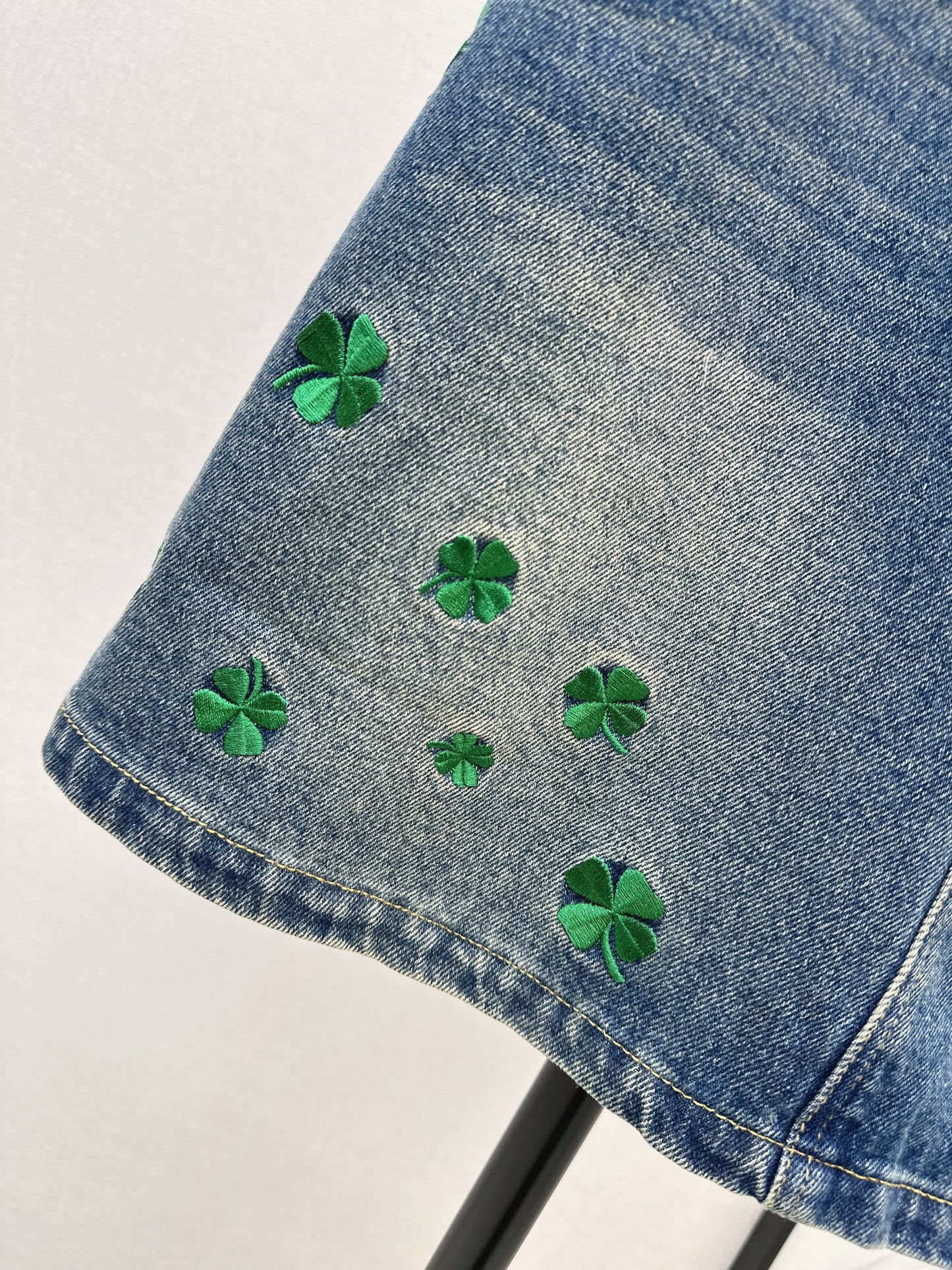 26NEW four-leaf clover embroidered denim midi skirt
