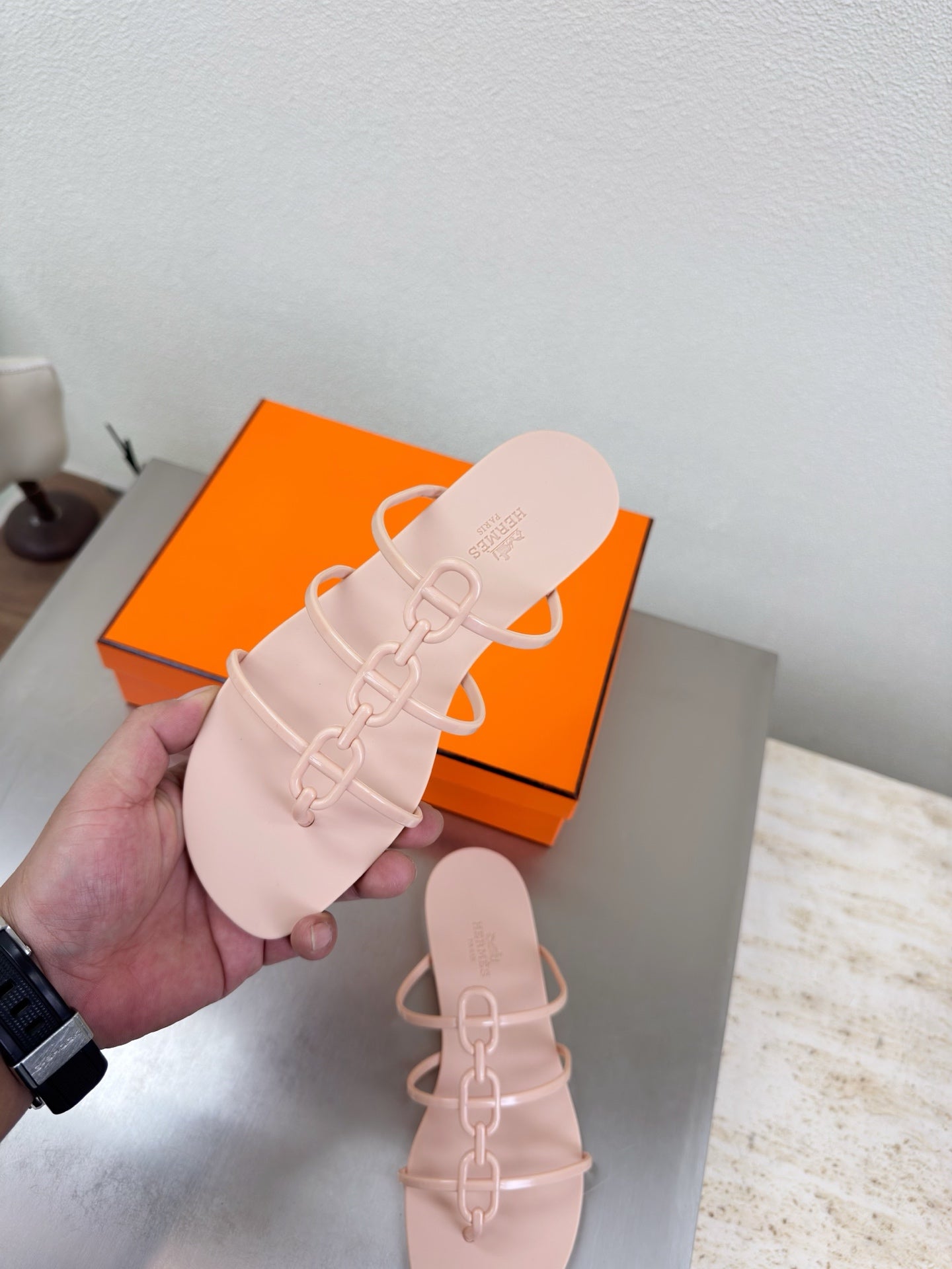 Simple and sexy one-piece molded slippers