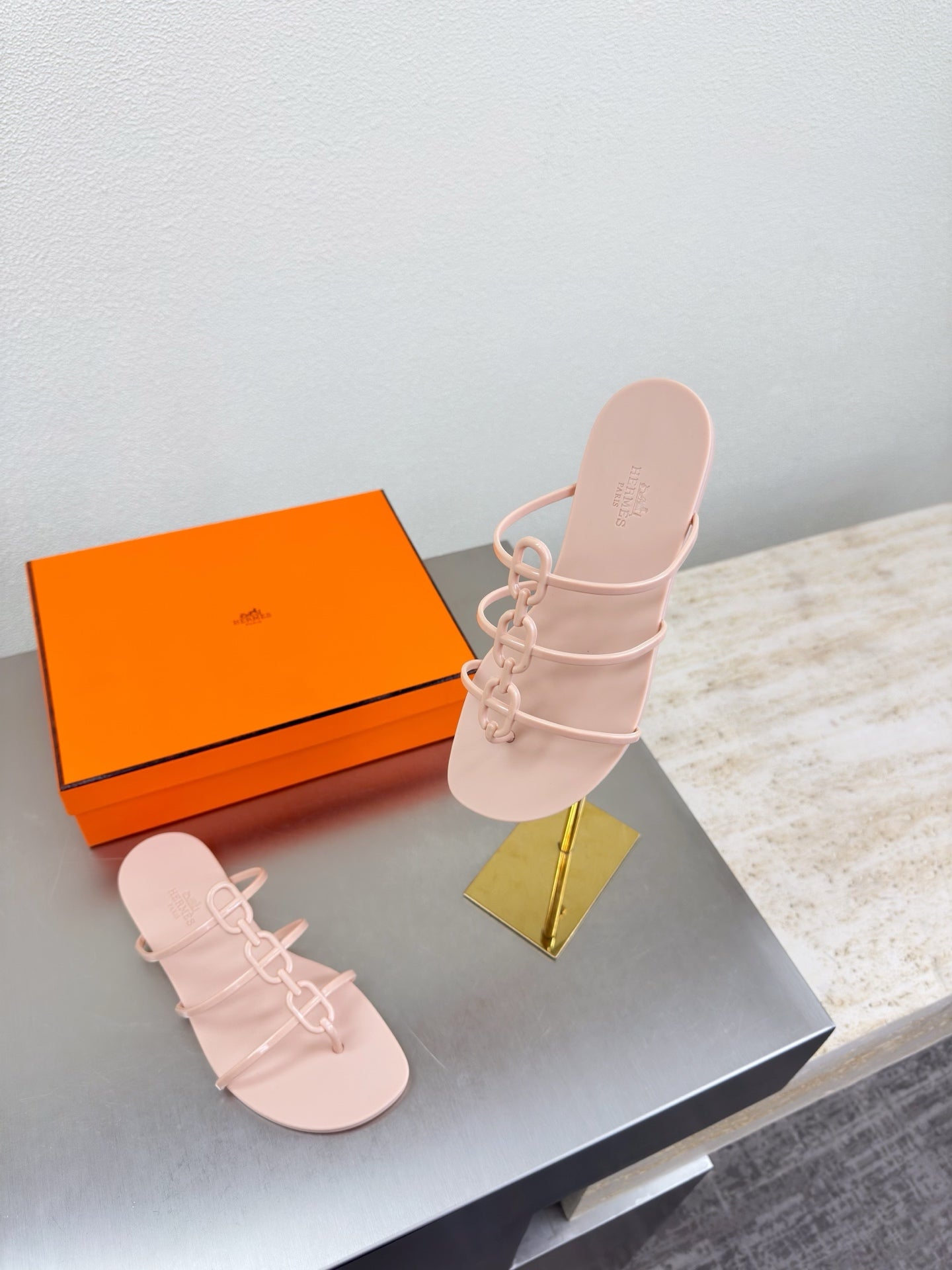 Simple and sexy one-piece molded slippers