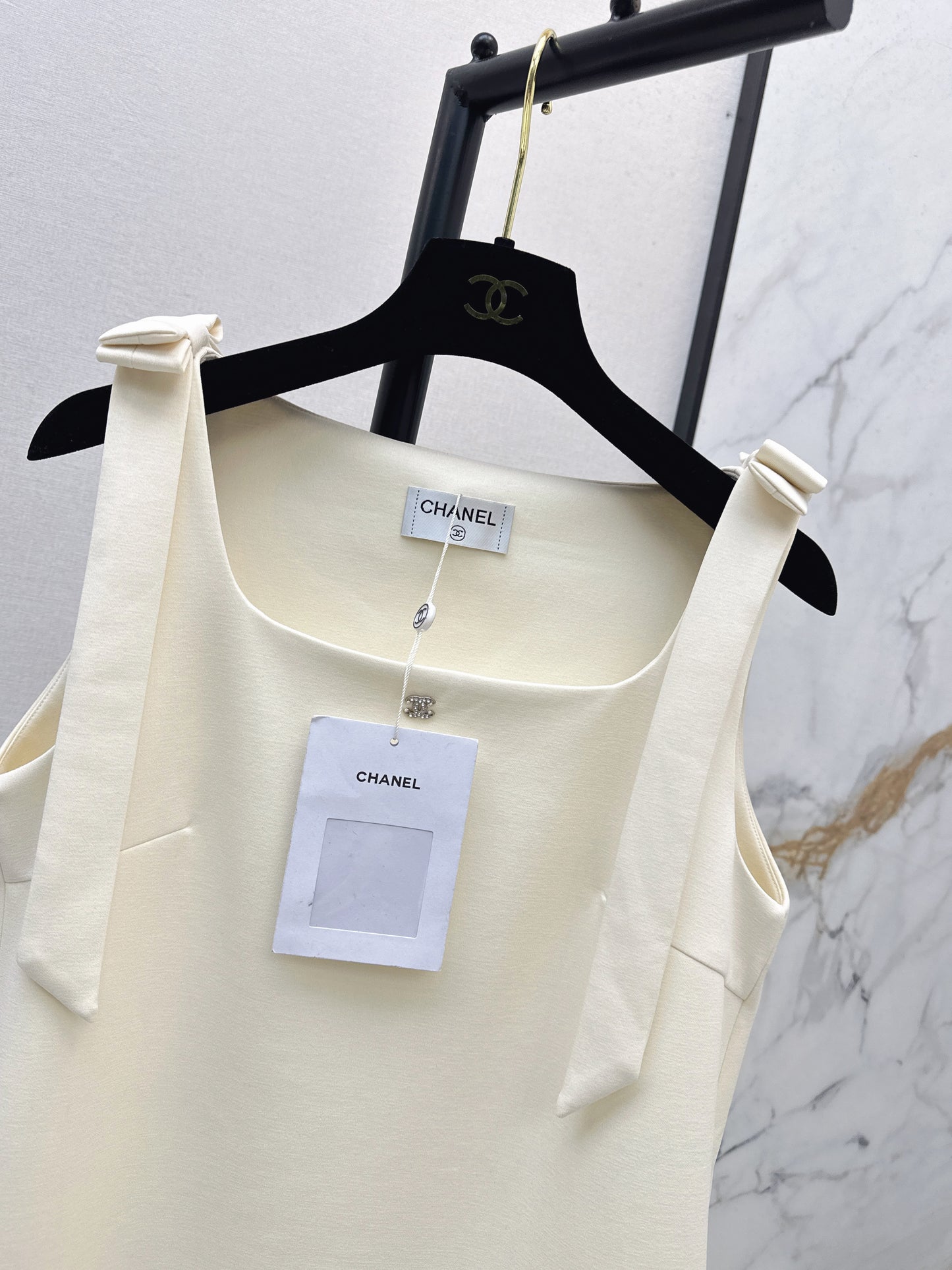 26SS Latest Spring/Summer Style: Sleeveless Dress with Bow-Adorned Shoulder Straps