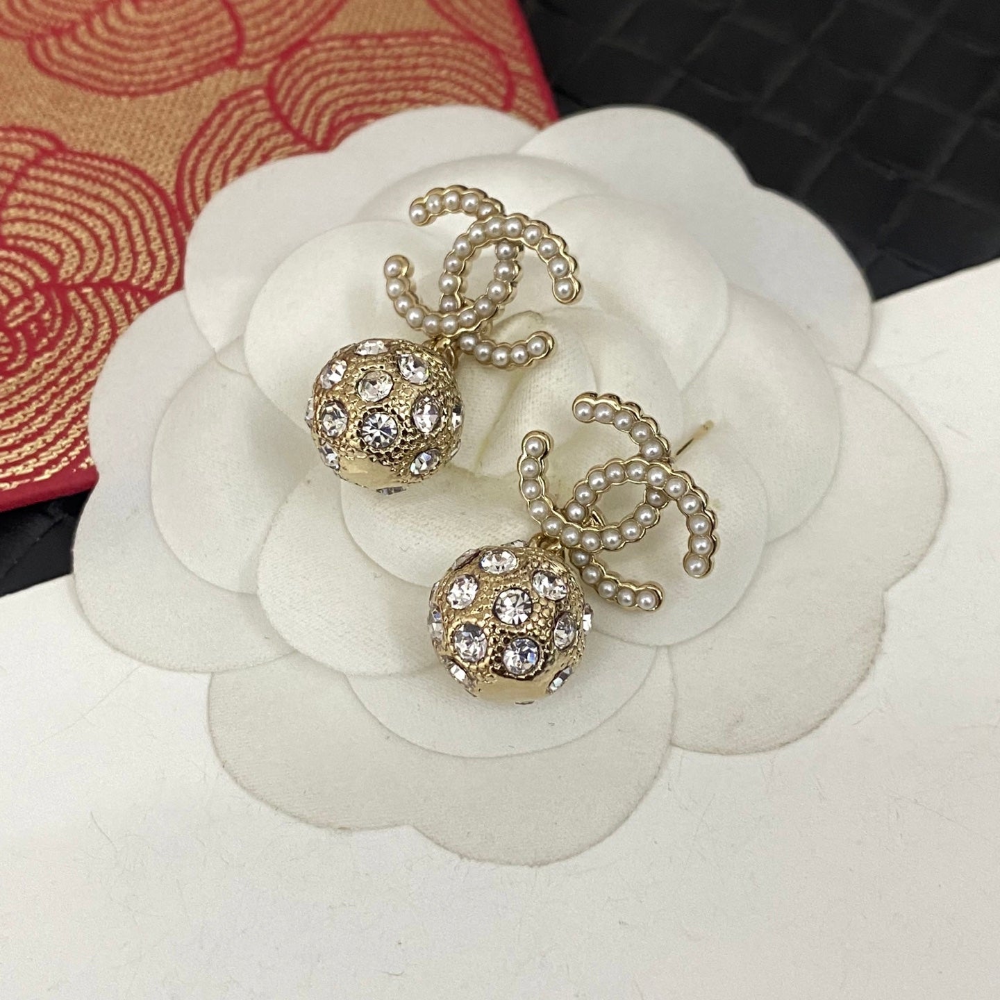 Round rice grain pearl letter stud earrings