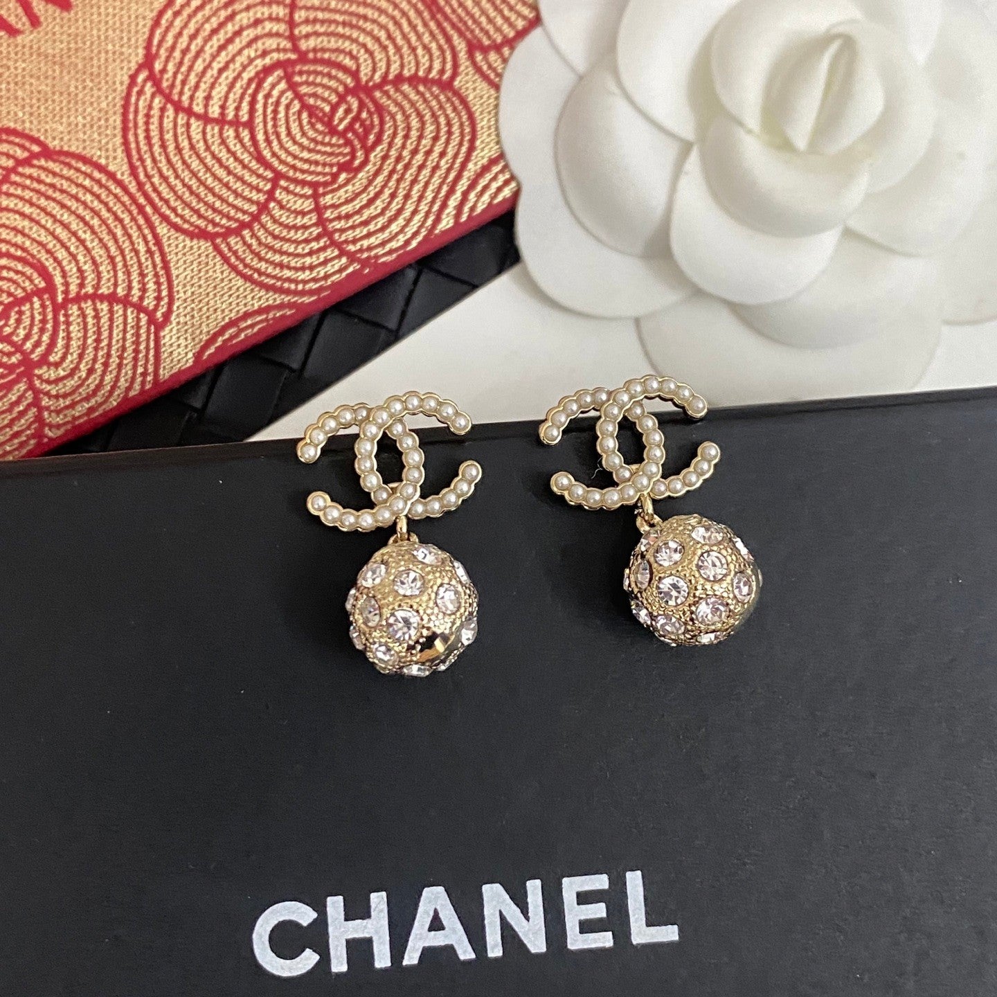 Round rice grain pearl letter stud earrings