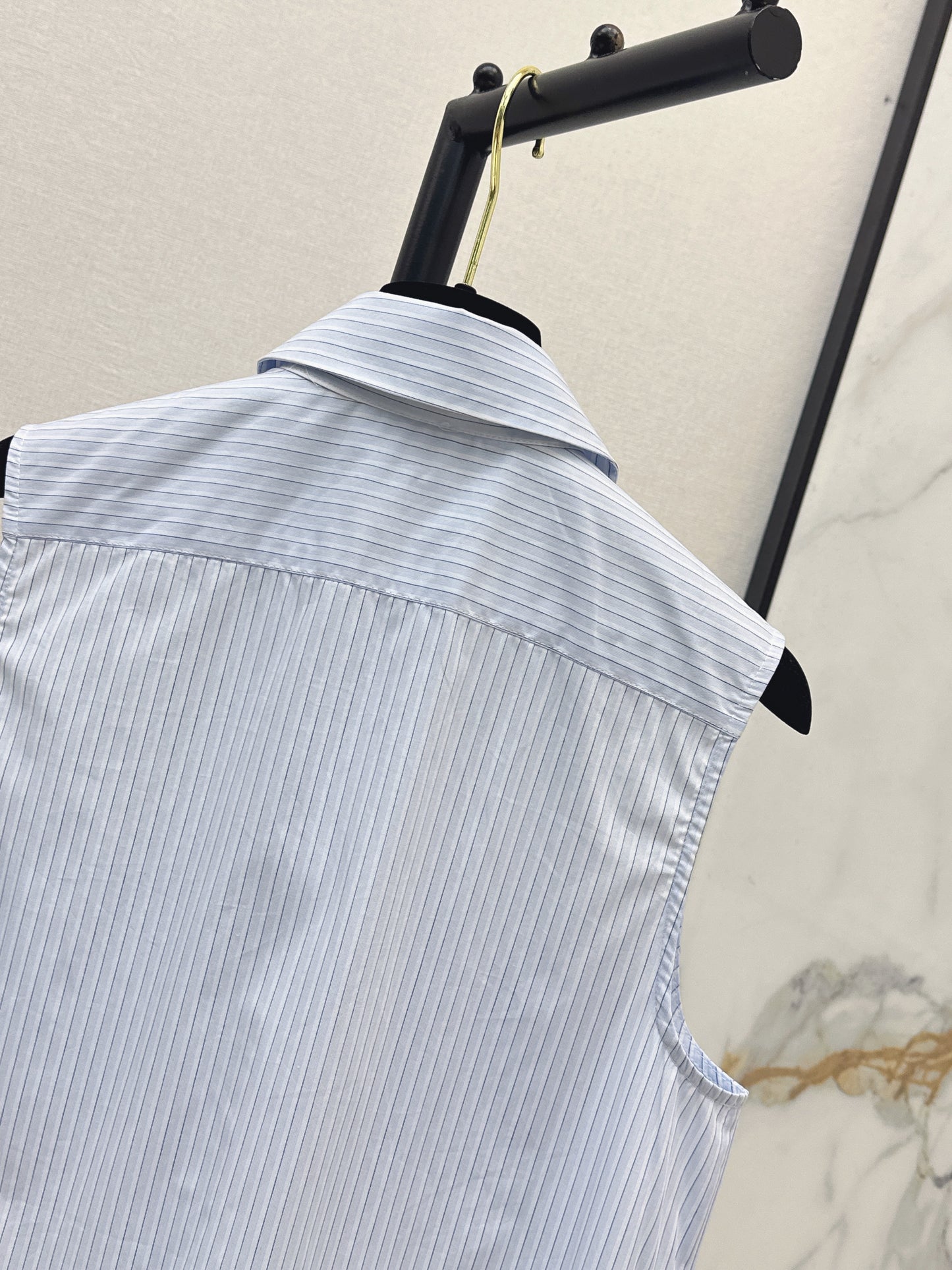26SS — New French-Style Sleeveless Shirt with Pearl Buttons