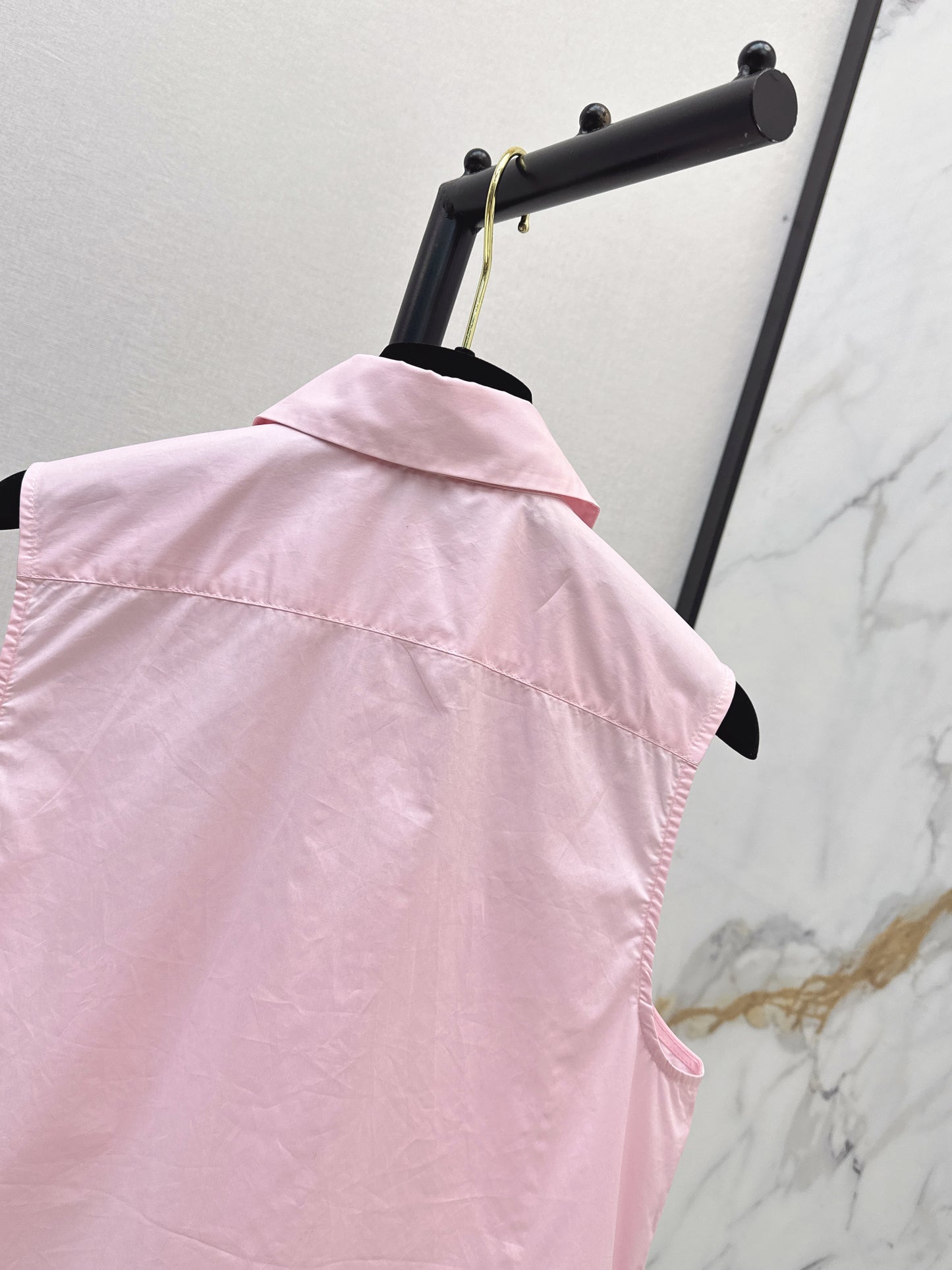 26SS — New French-Style Sleeveless Shirt with Pearl Buttons