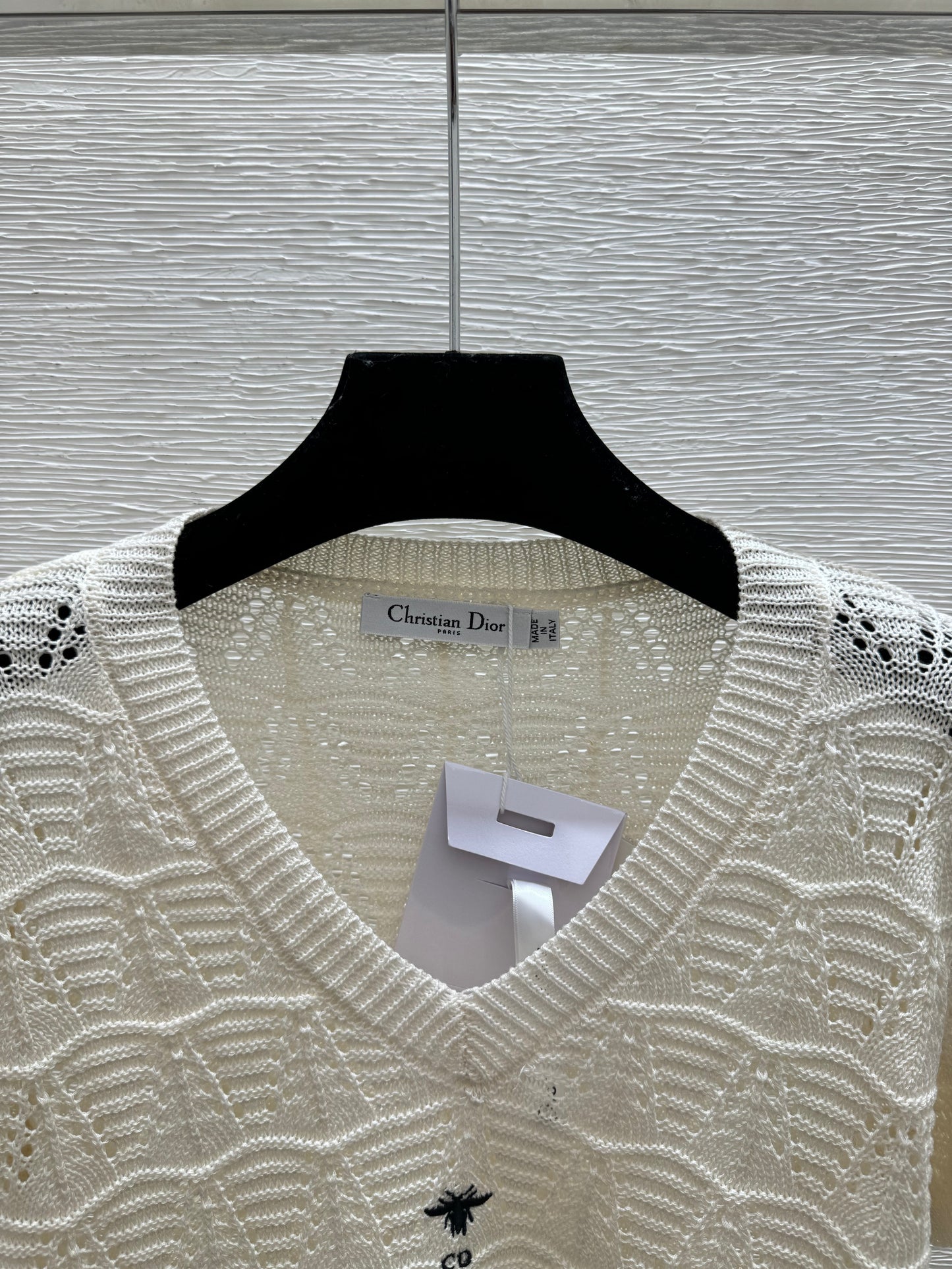 26 New Style: Solid-Color Openwork V-Neck Short-Sleeve Knit Top