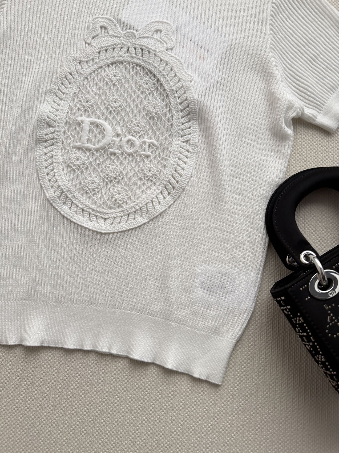 26 Bow-knitted short-sleeved top
