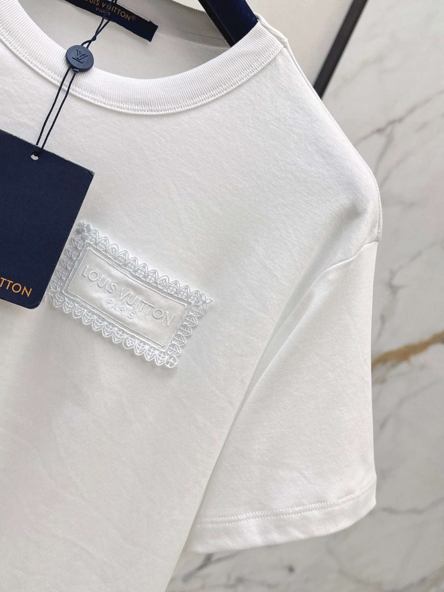 Stylish and versatile casual T-shirt