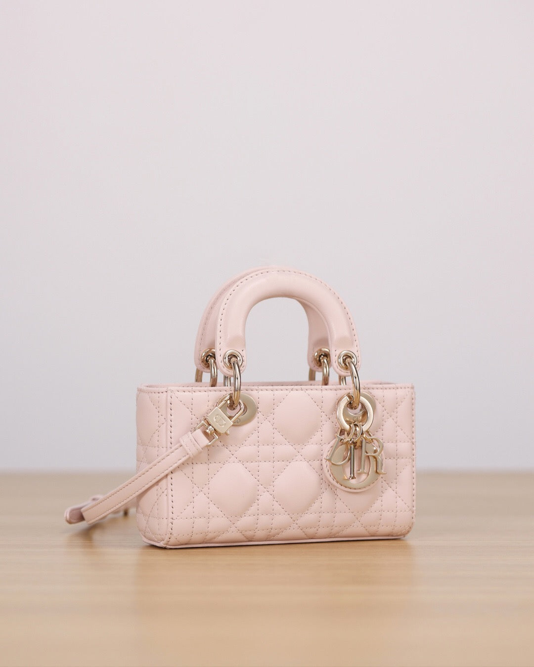 25FW NEW Pink Woven Leather Handbag