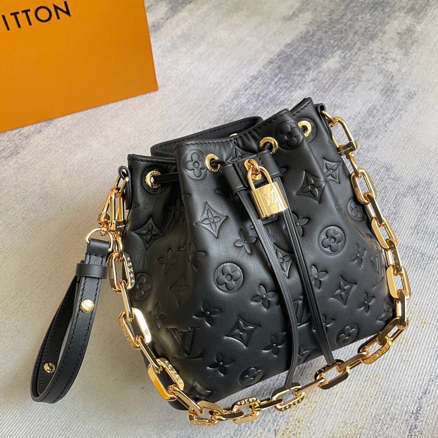 25FW NEW Embossed Chain Bucket Bag
