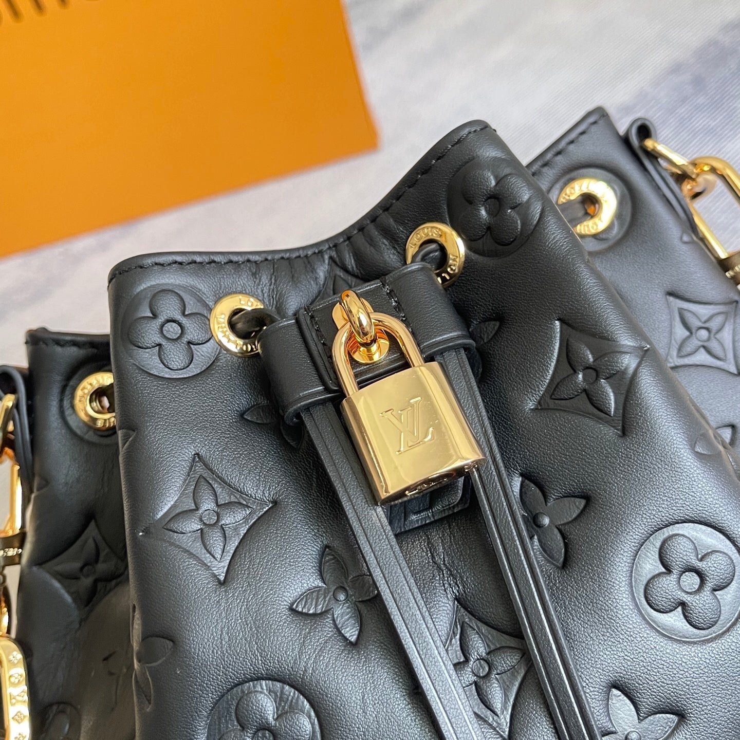 25FW NEW Embossed Chain Bucket Bag