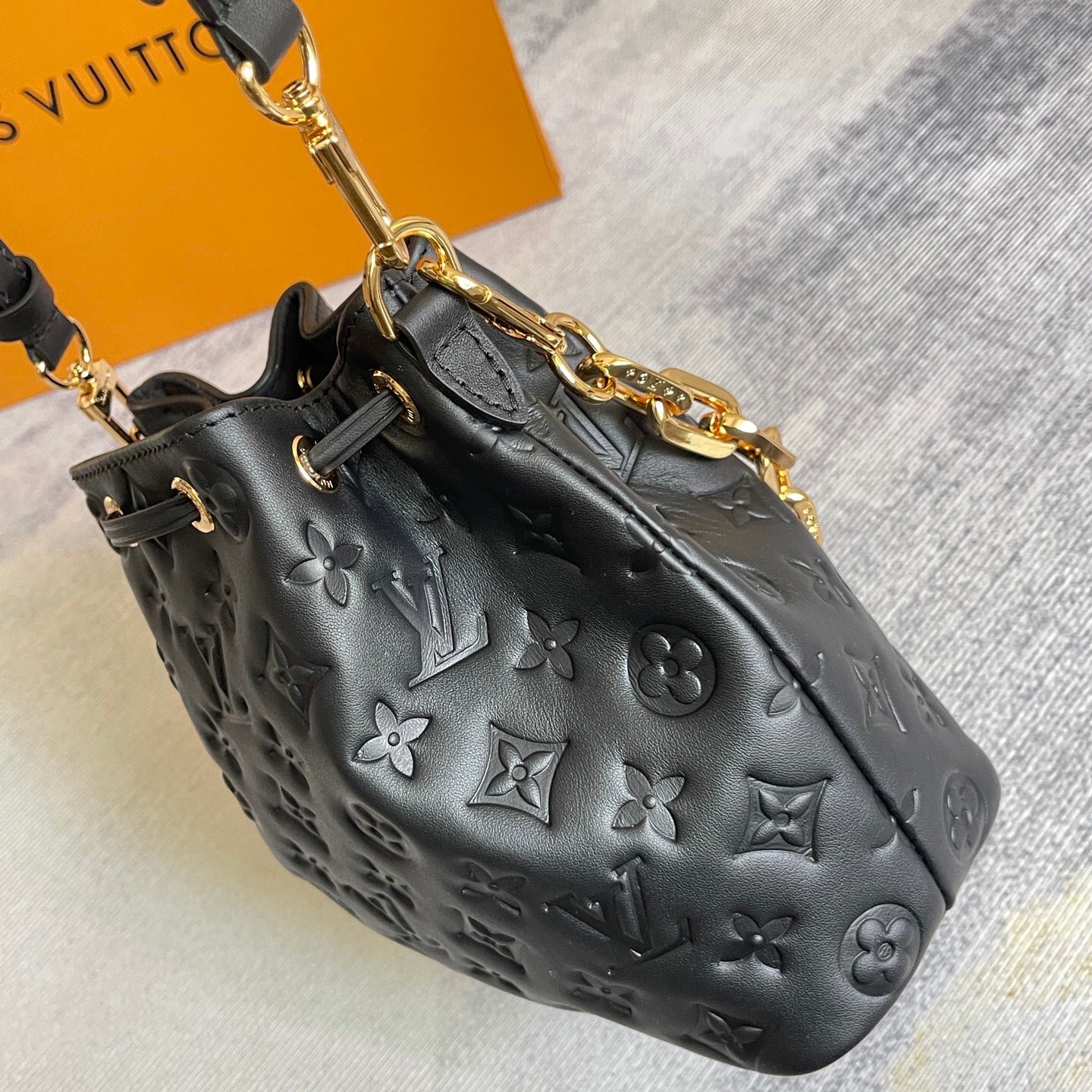 25FW NEW Embossed Chain Bucket Bag
