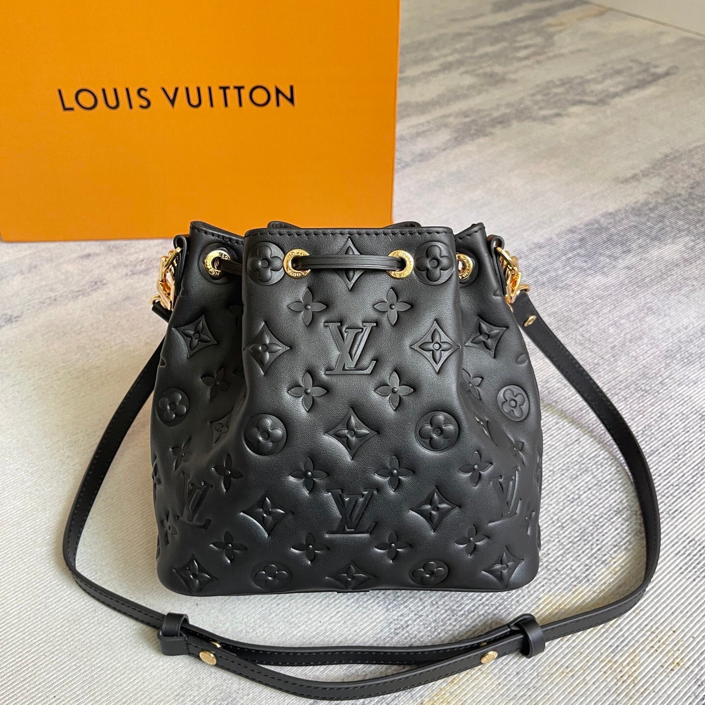 25FW NEW Embossed Chain Bucket Bag